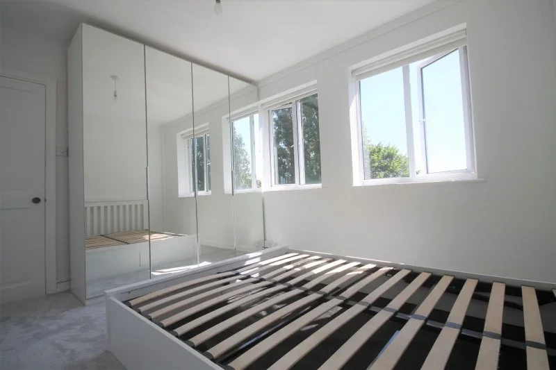 Flat Kimber Road in Greater London