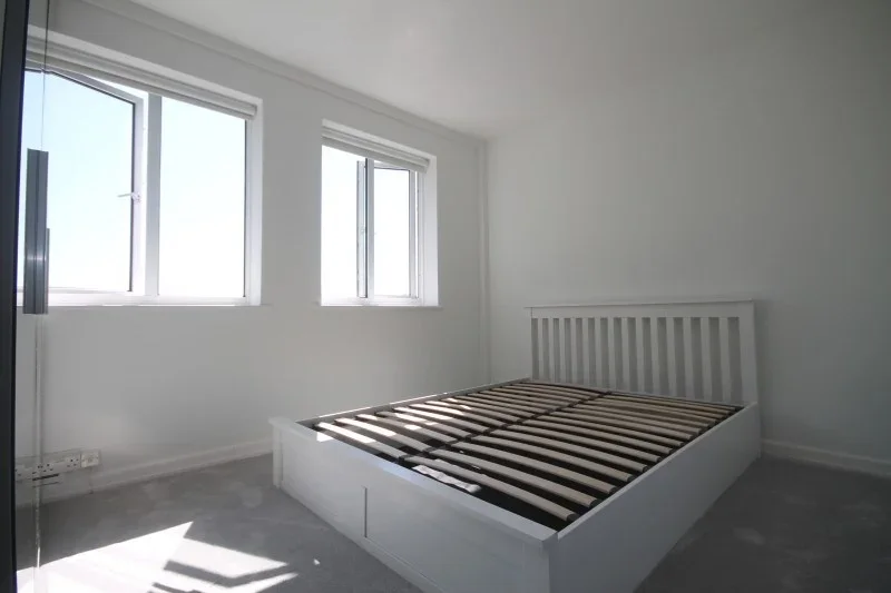 Flat Kimber Road in Greater London
