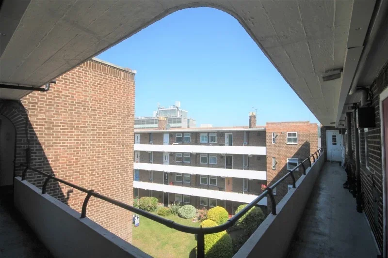 Flat Kimber Road in Greater London