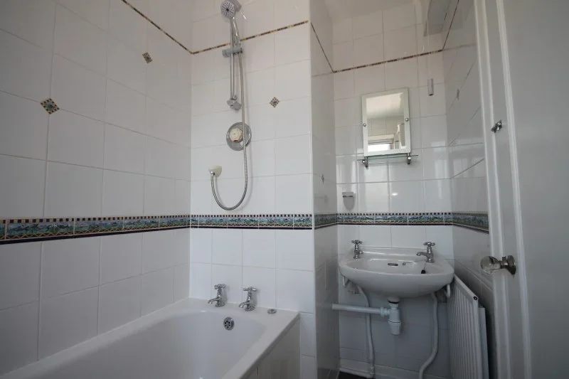 Flat Kimber Road in Greater London