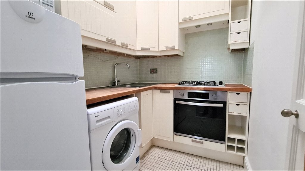 Flat Sinclair Road in Greater London