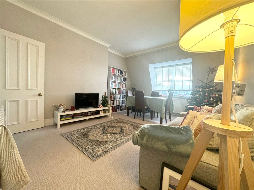 Flat Sinclair Road in Greater London