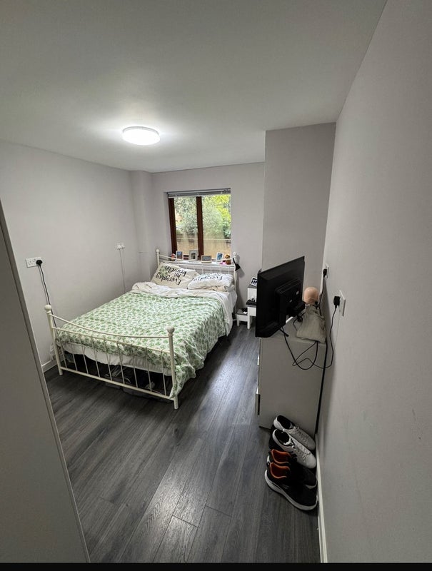 Flat Roding Mews in Greater London