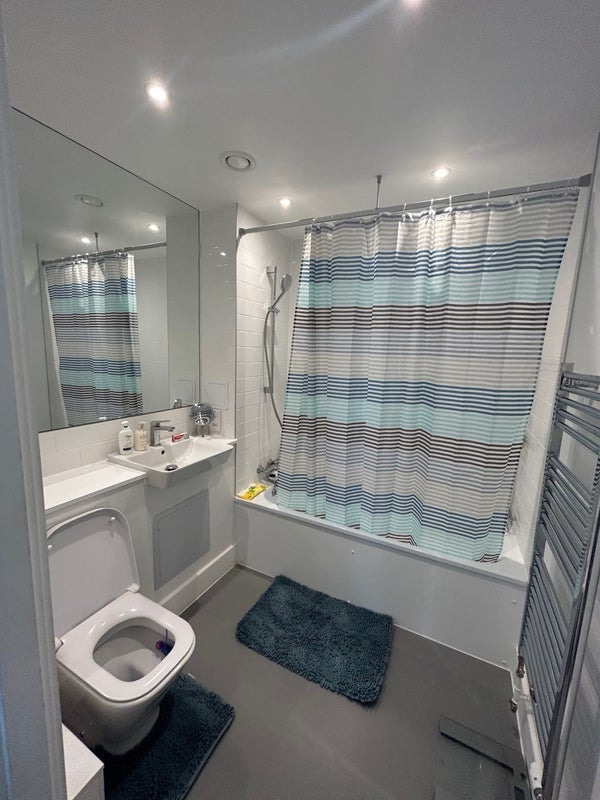 Room Deverell Street in Greater London