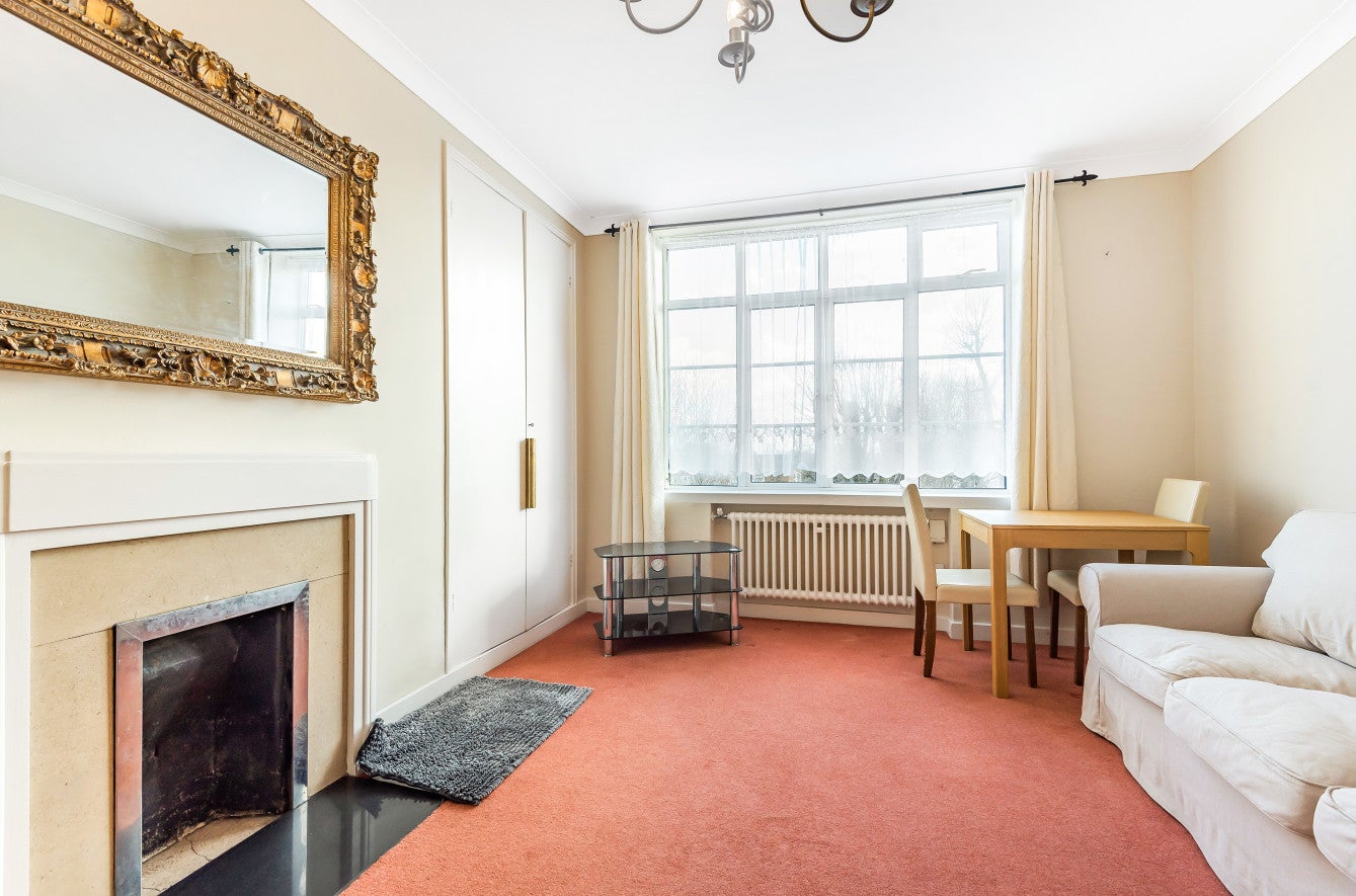 Flat Willesden Lane in London