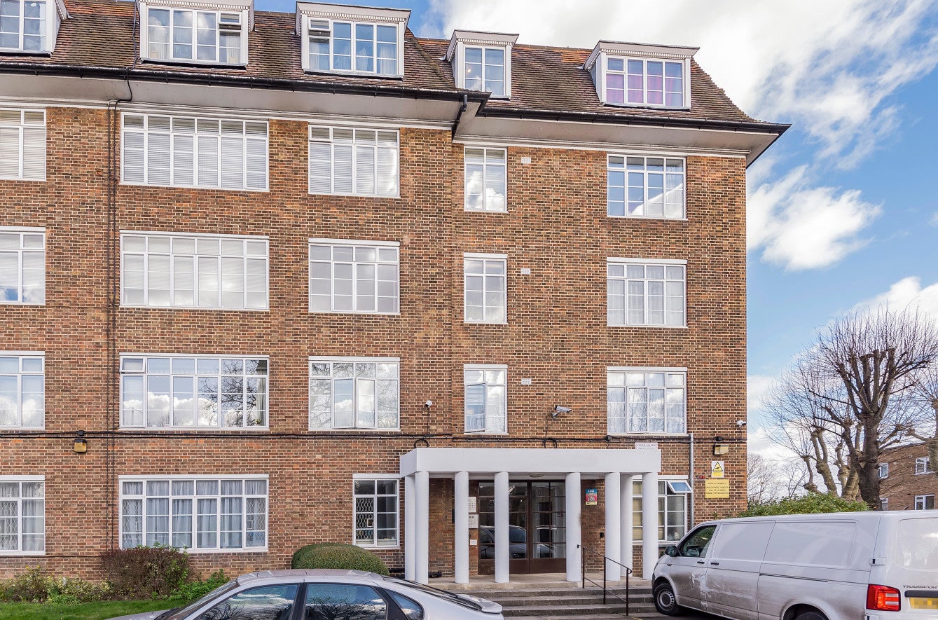 Flat Willesden Lane in London