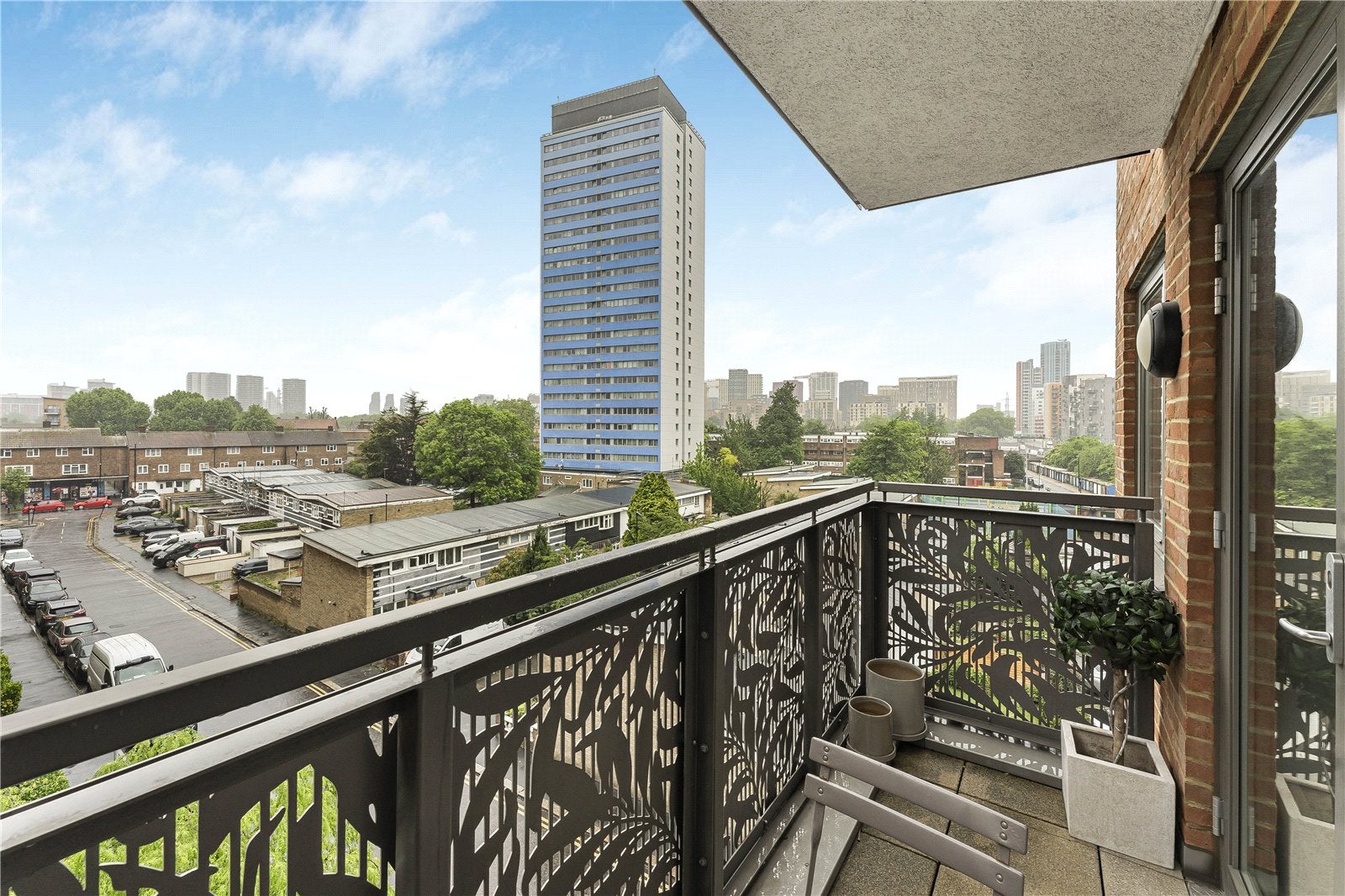 Flat Hammersley Road in Greater London