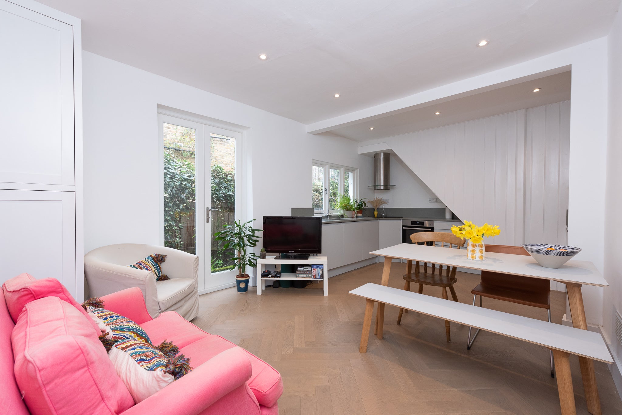 Flat Borneo Street in Greater London
