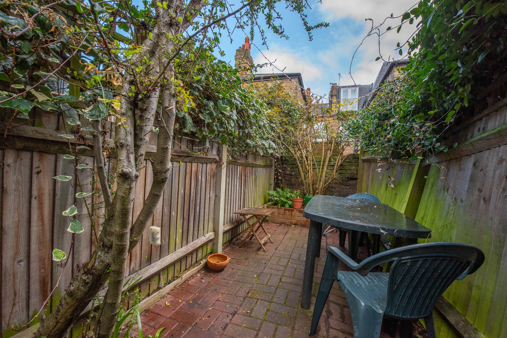 Flat Borneo Street in Greater London