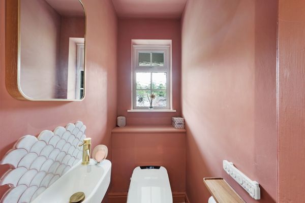 Flat Warren Close in Bramhall