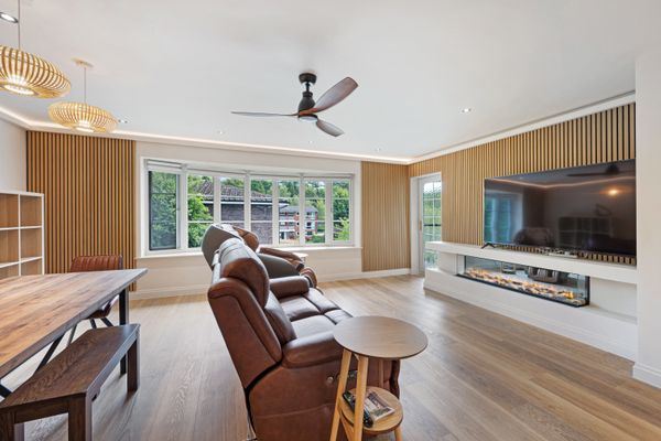 Flat Warren Close in Bramhall