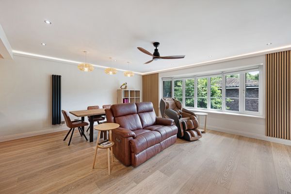Flat Warren Close in Bramhall