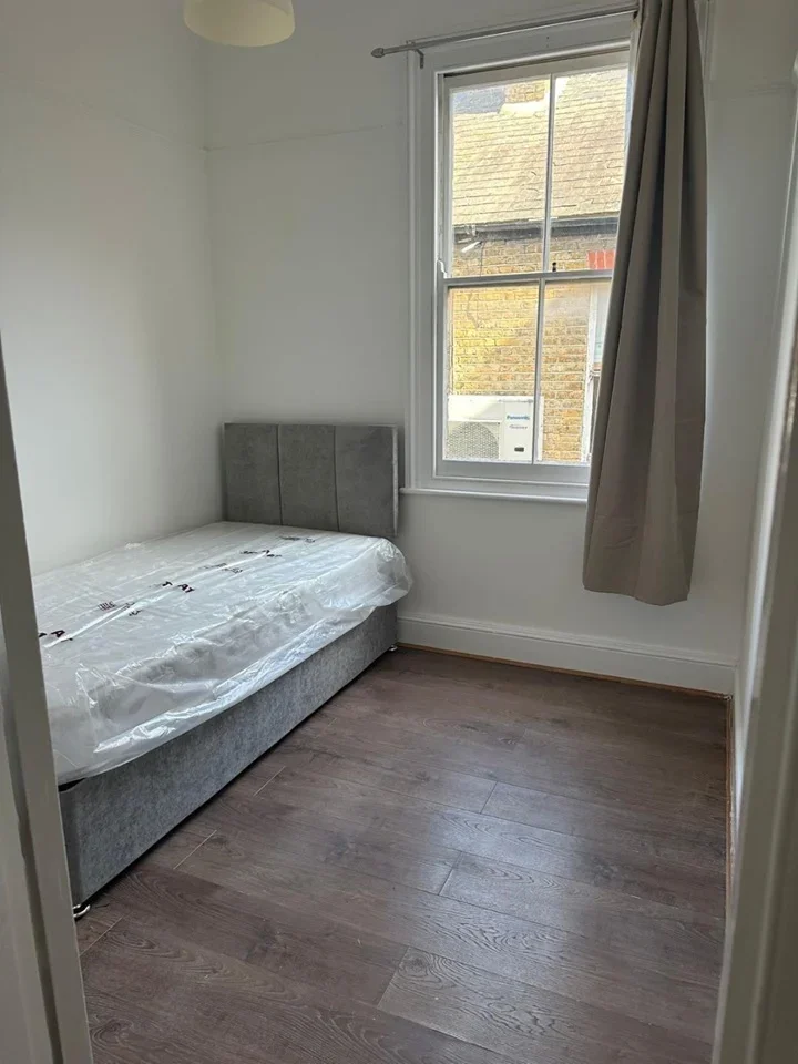 Room Portland Avenue in Southend-on-Sea