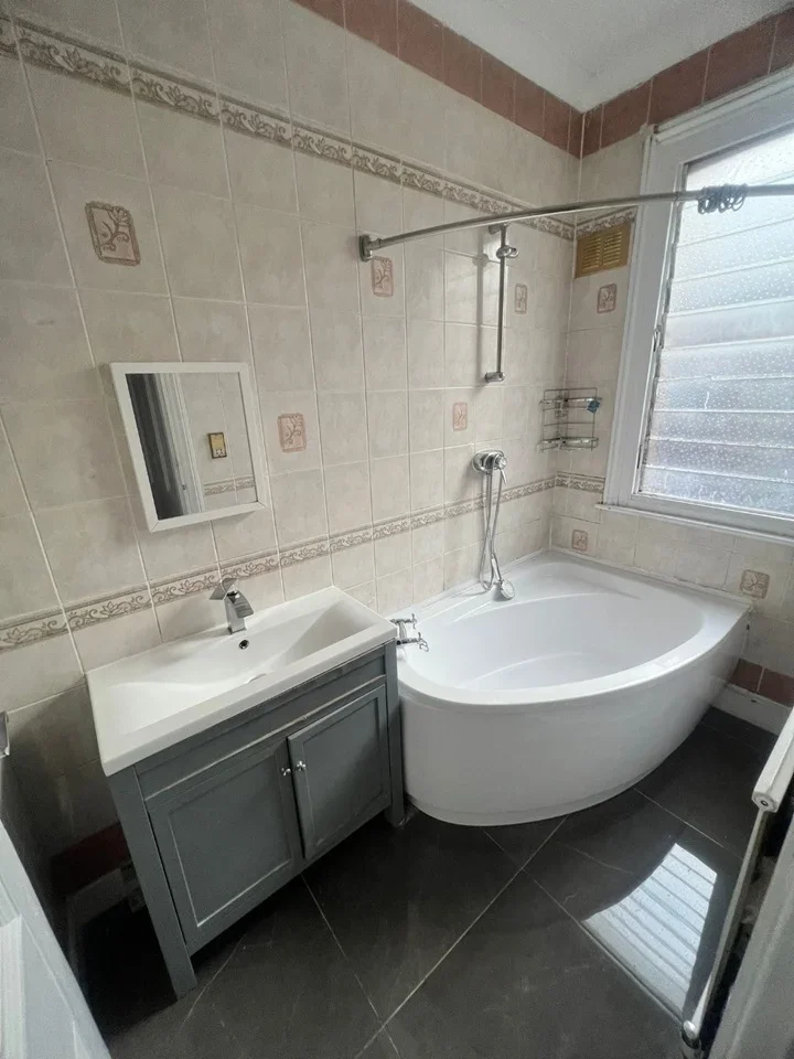 Room Portland Avenue in Southend-on-Sea