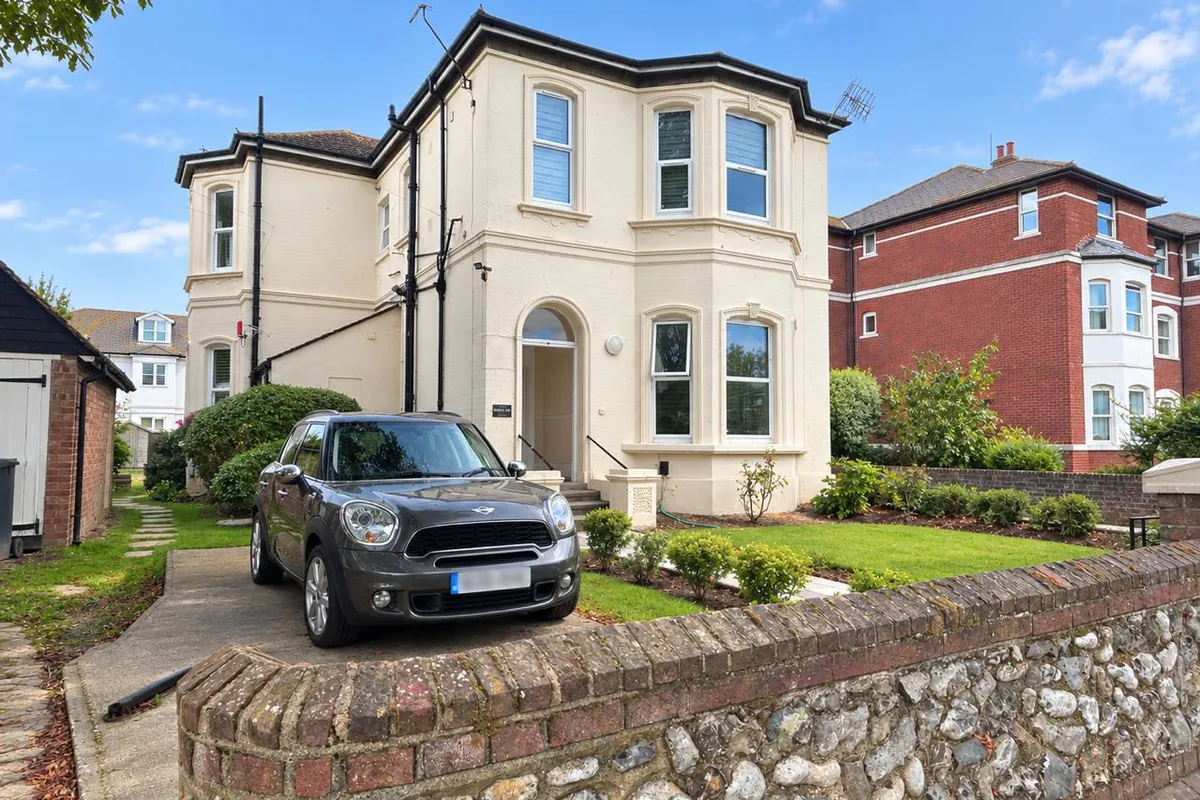 Flat Nursery Lane in Worthing