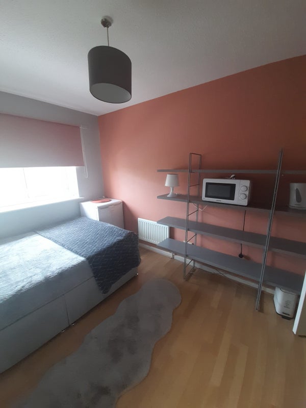 Room Romanfield Road in Greater London