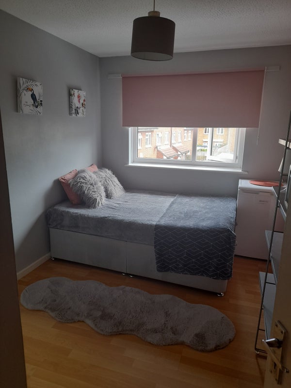 Room Romanfield Road in Greater London