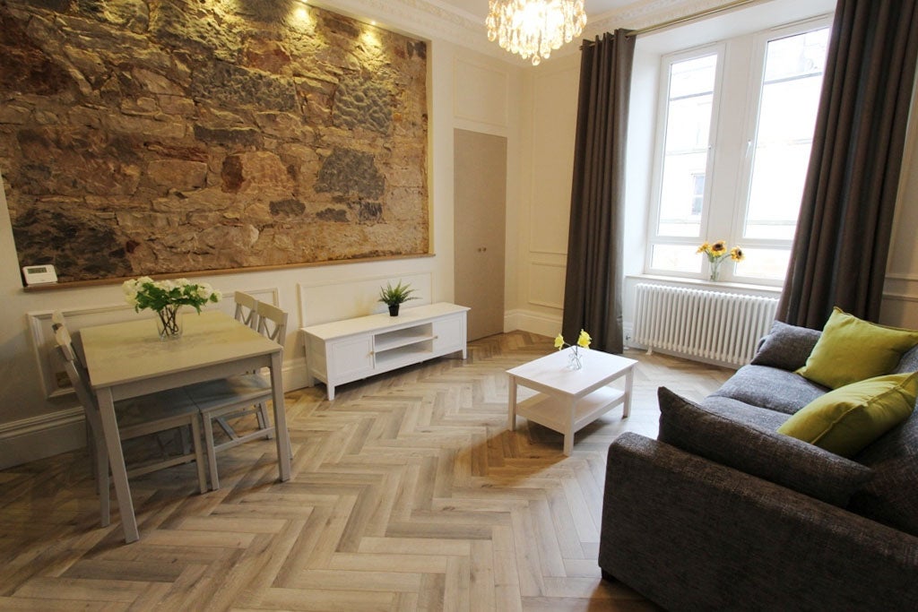 Flat Caledonian Place in City of Edinburgh