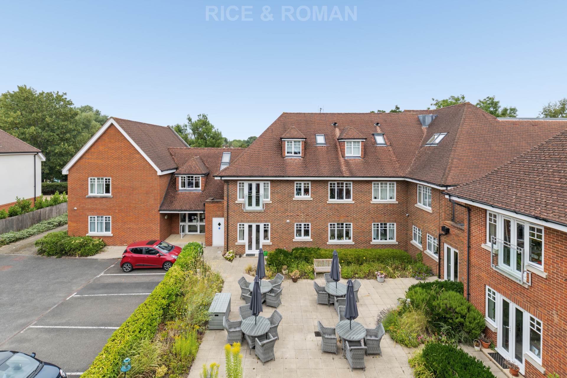 Flat Cobham Road in Mole Valley