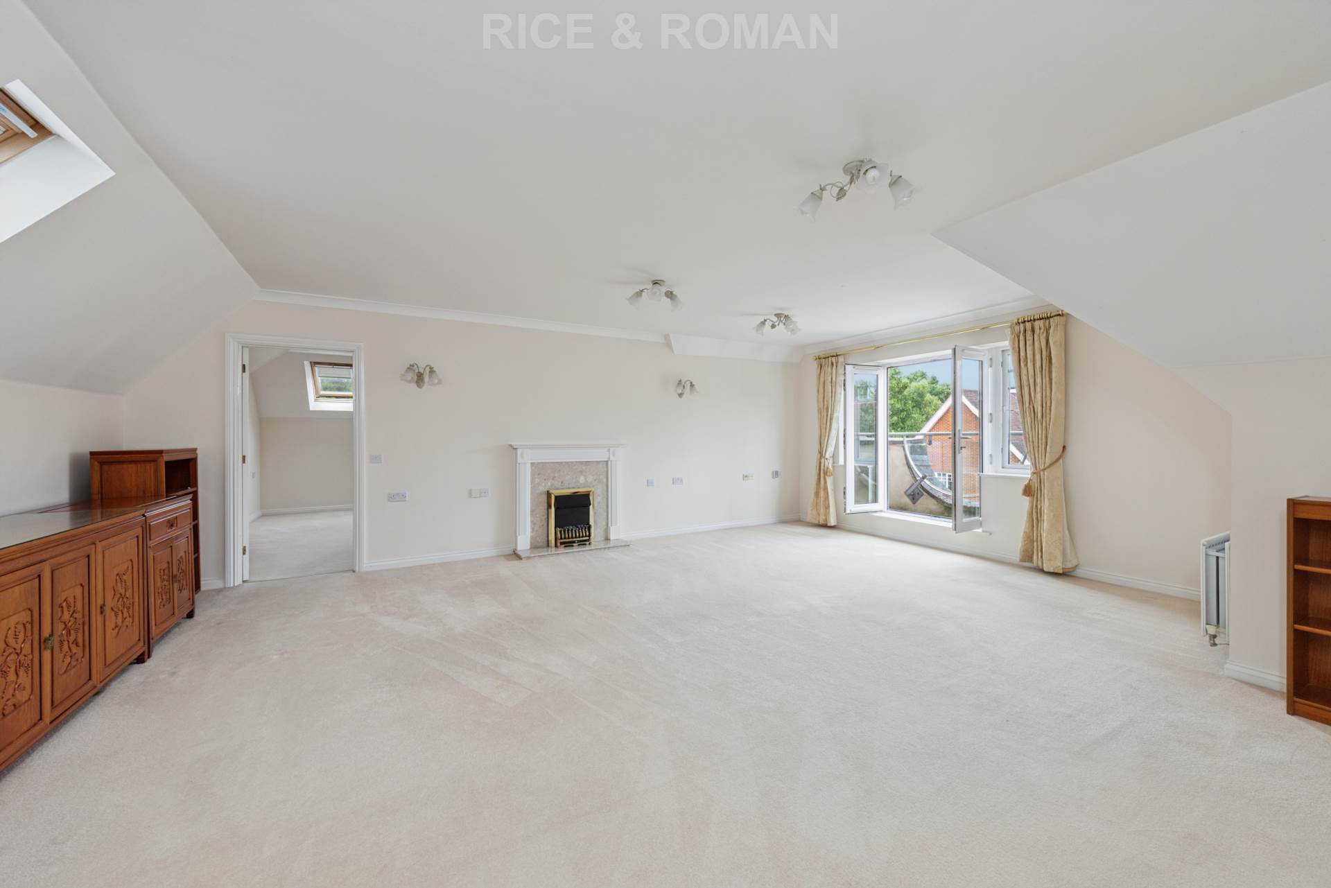 Flat Cobham Road in Mole Valley