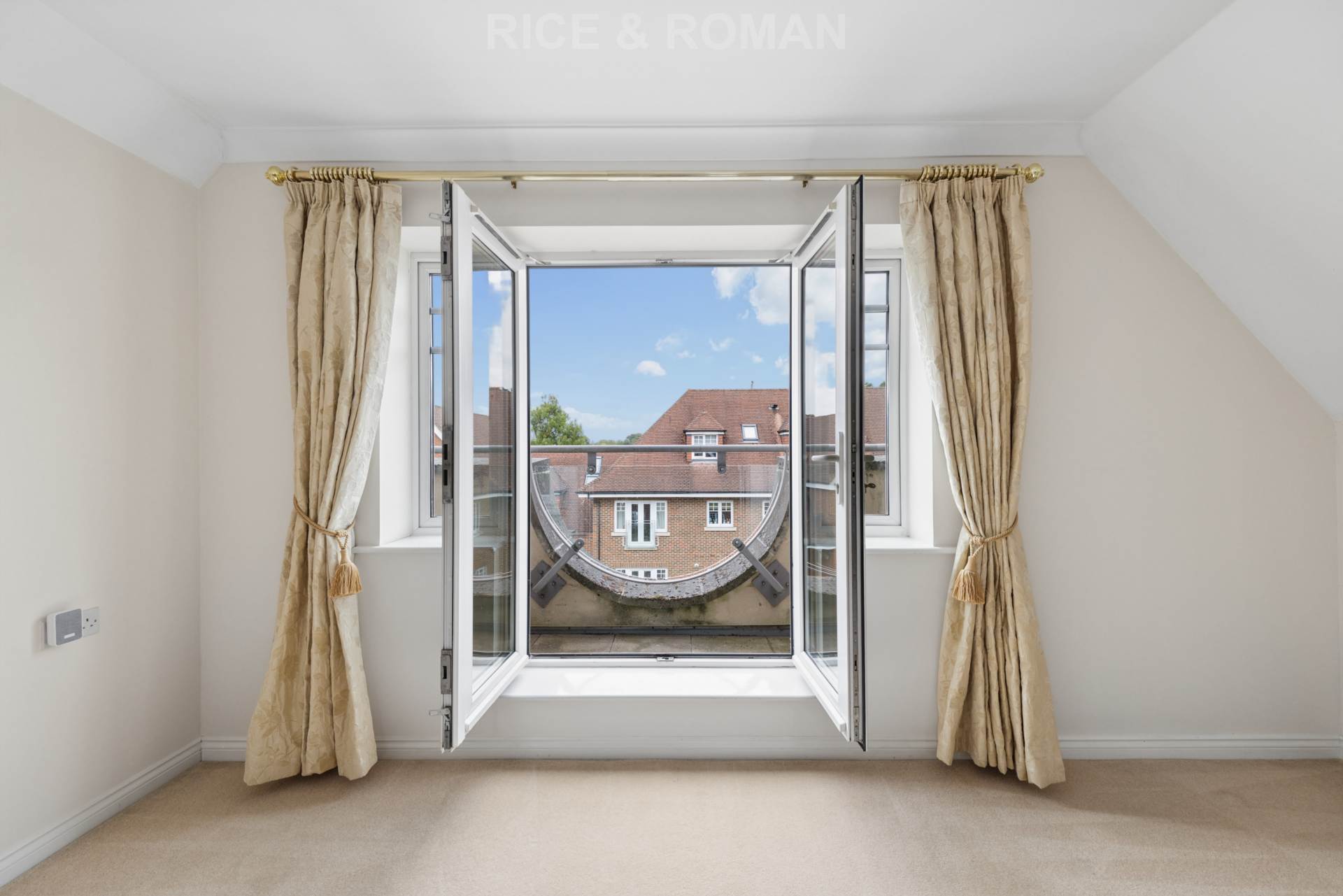 Flat Cobham Road in Mole Valley