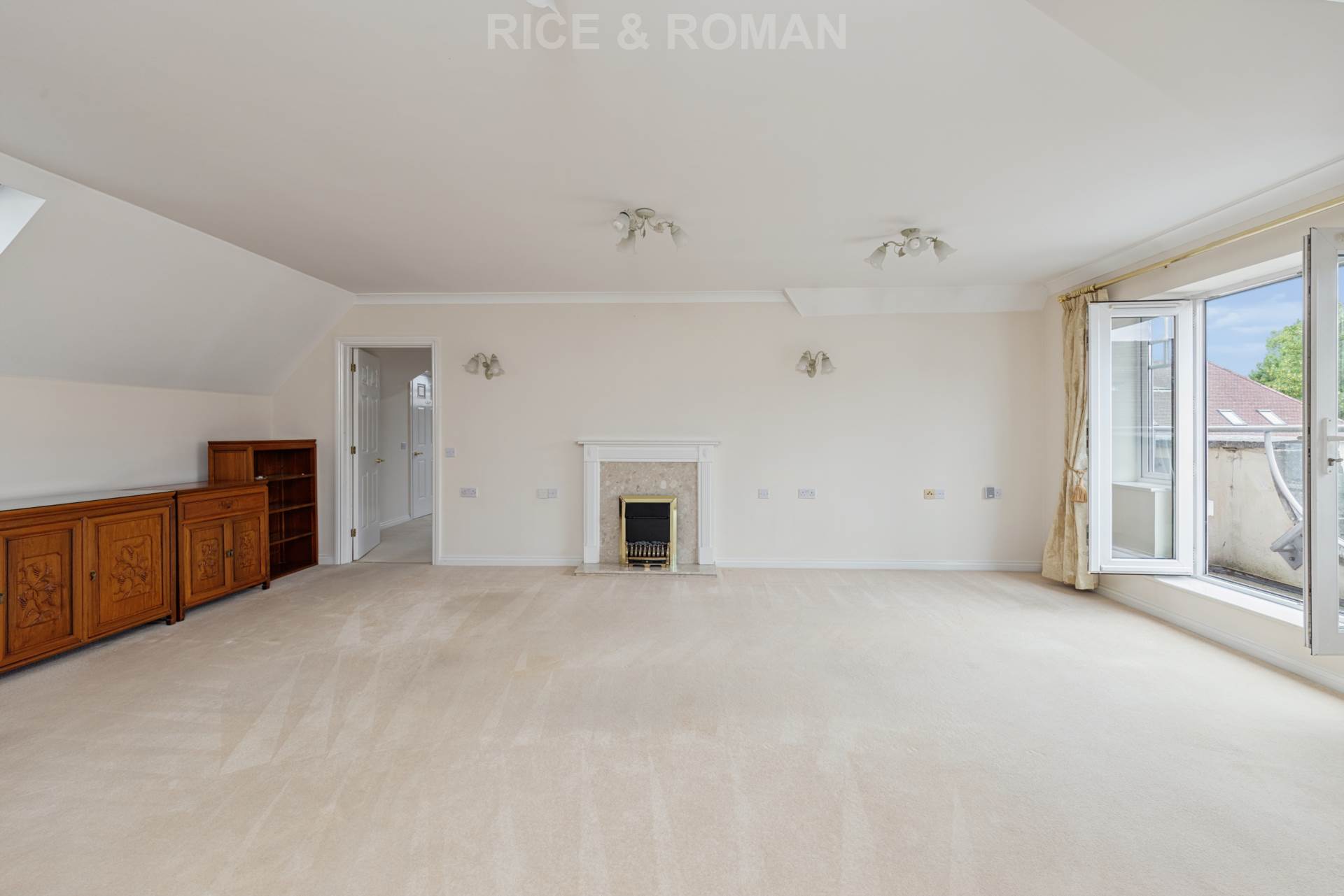 Flat Cobham Road in Mole Valley
