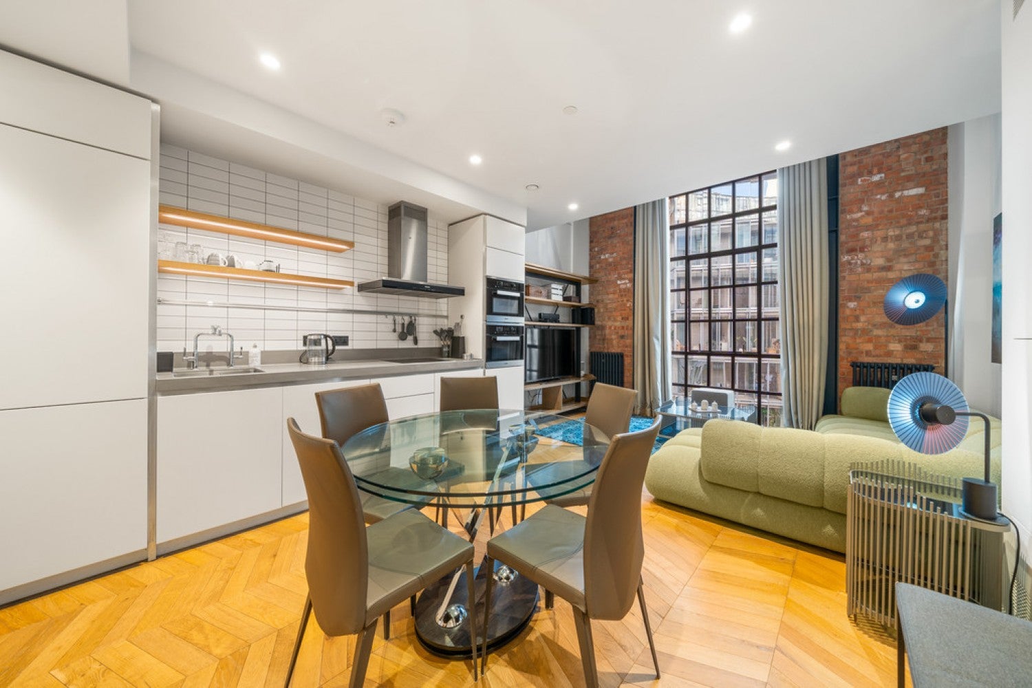 Flat Moat Street in Greater London