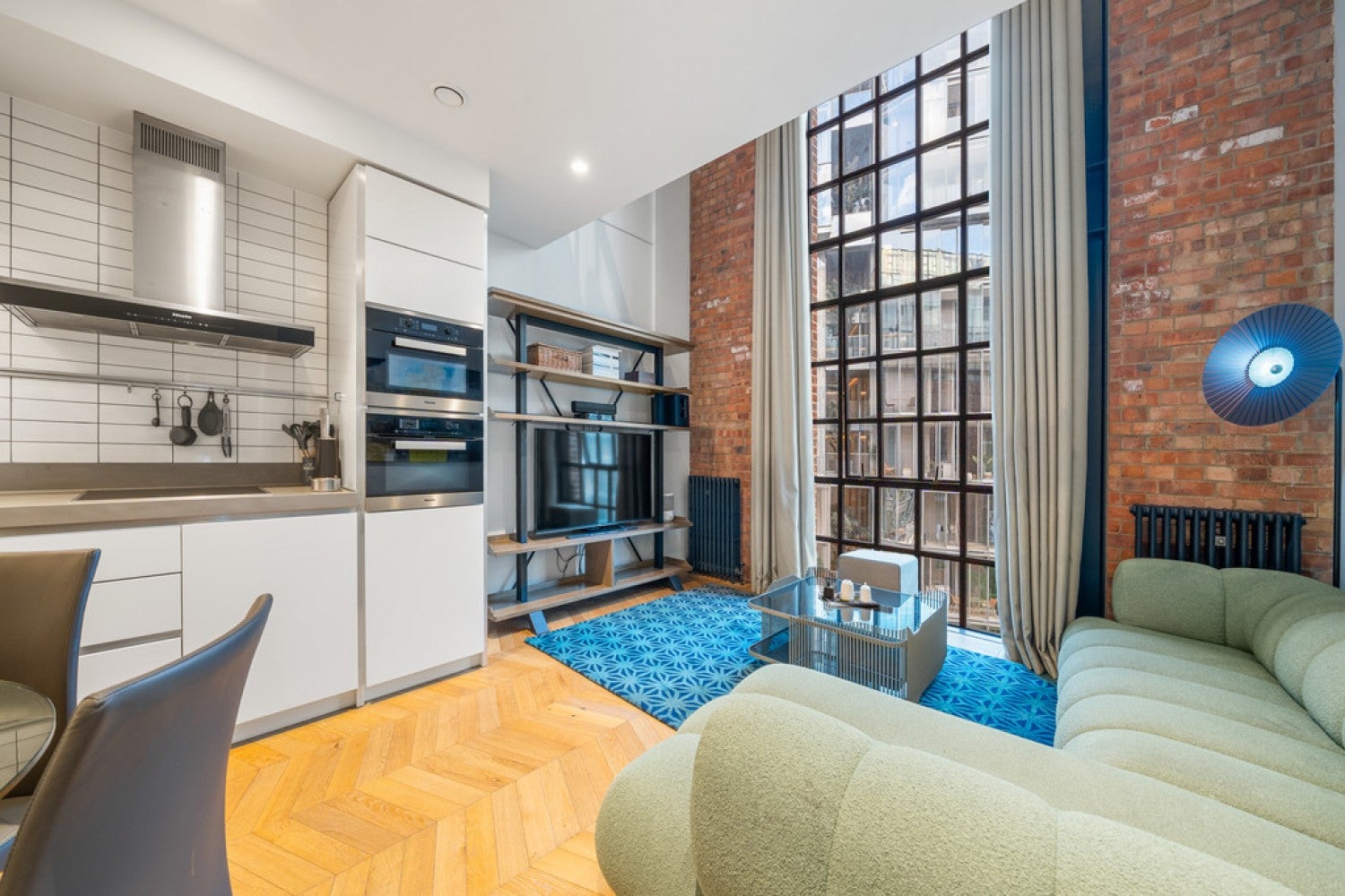 Flat Moat Street in Greater London