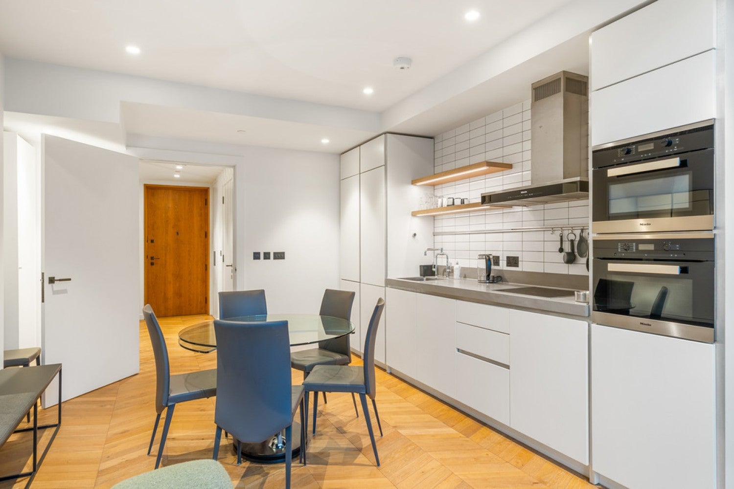 Flat Moat Street in Greater London