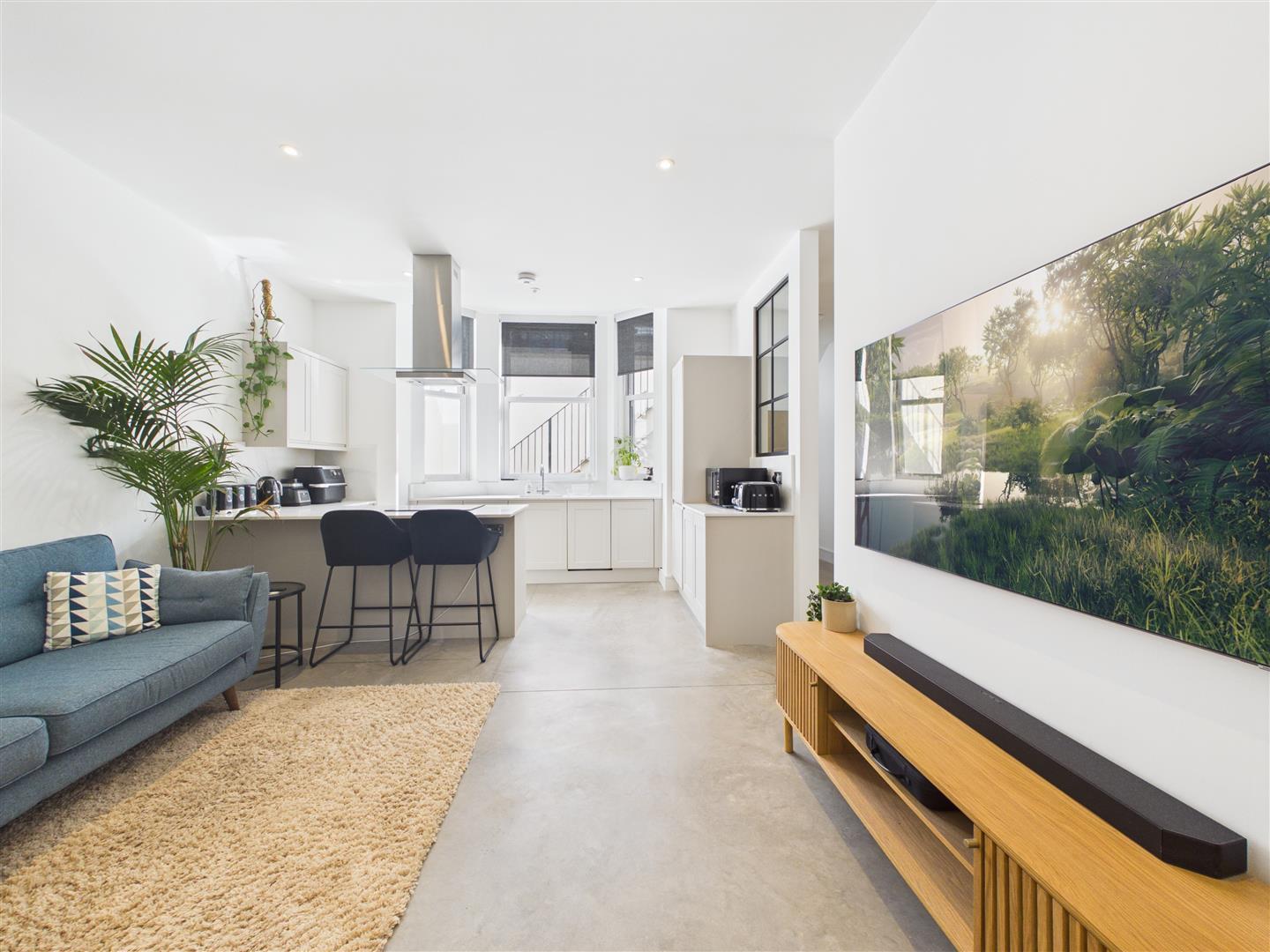 Flat Cumberland Park in Greater London