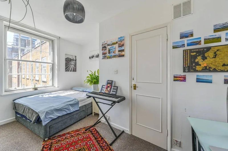 Room Vicarage Crescent in Greater London