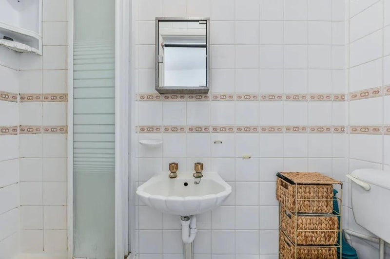 Room Vicarage Crescent in Greater London