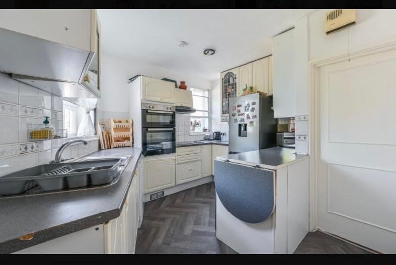 Room Vicarage Crescent in Greater London