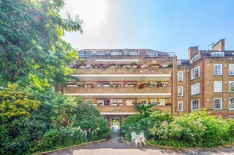 Room Vicarage Crescent in Greater London
