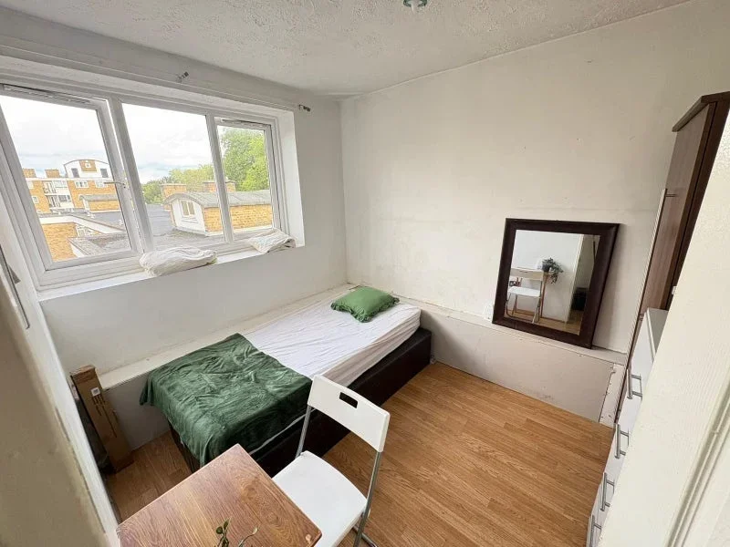 Room Kirkstall Road in Greater London