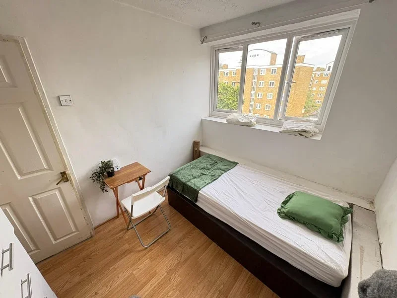 Room Kirkstall Road in Greater London