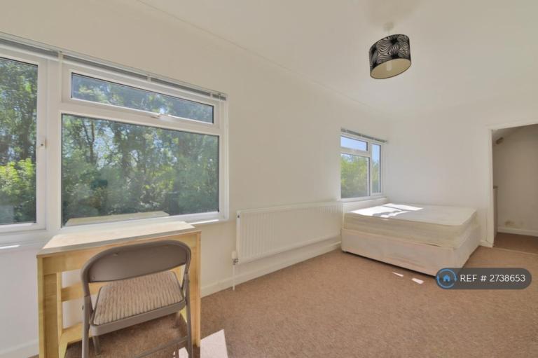 Room Crespin Way in Brighton
