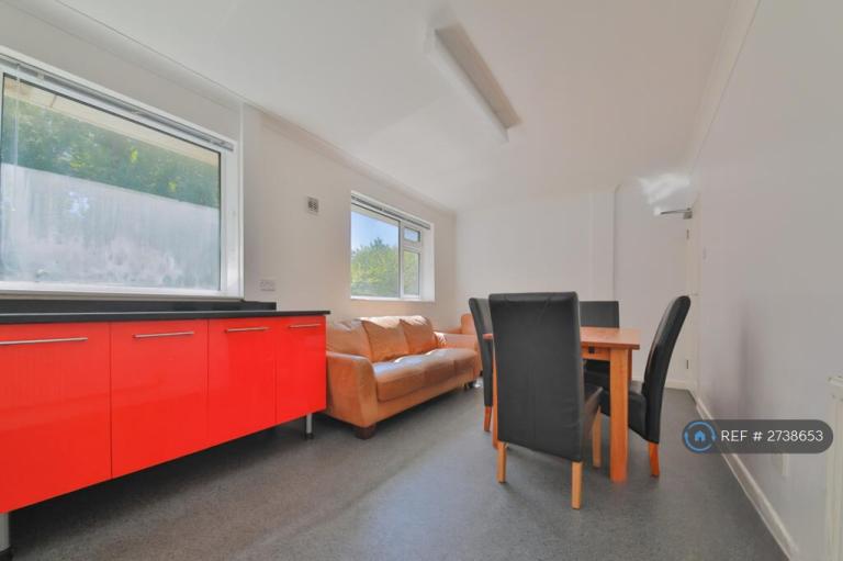 Room Crespin Way in Brighton