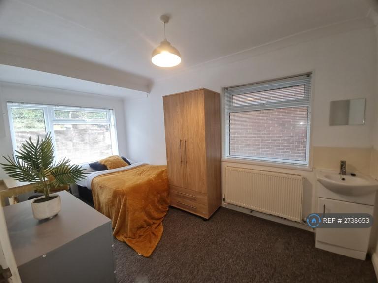 Room Crespin Way in Brighton