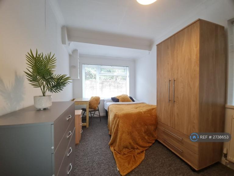 Room Crespin Way in Brighton