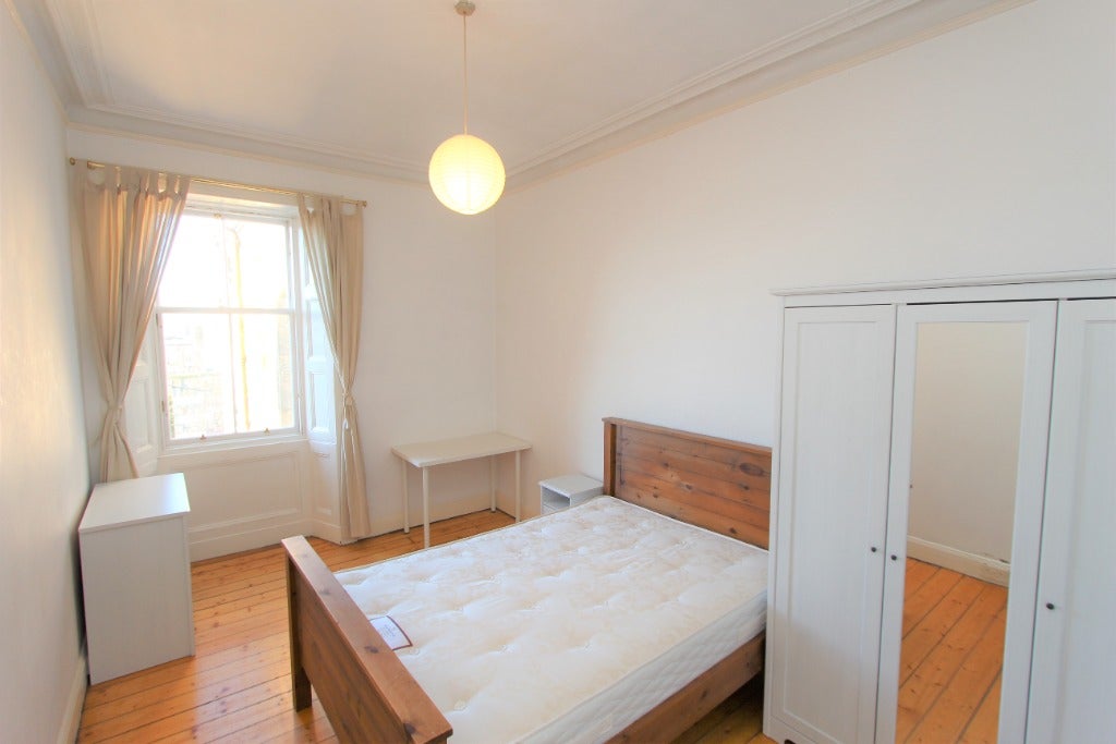 Flat Millar Crescent in City of Edinburgh