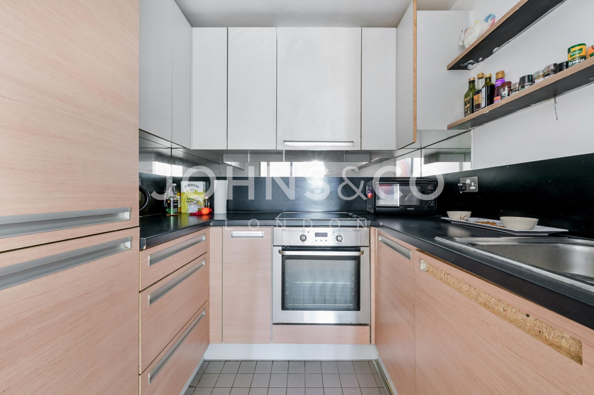 Flat Biscayne Avenue in Greater London