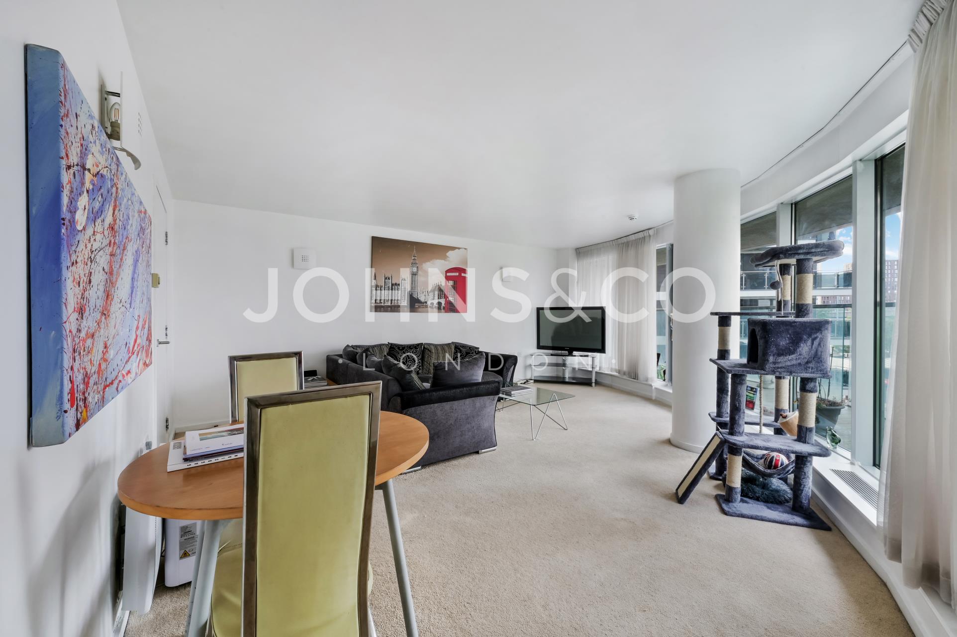 Flat Biscayne Avenue in Greater London