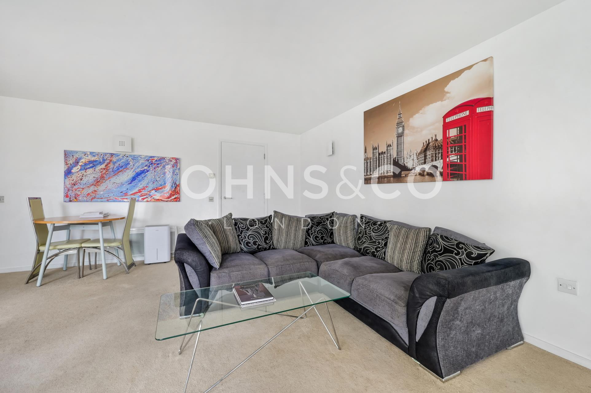 Flat Biscayne Avenue in Greater London