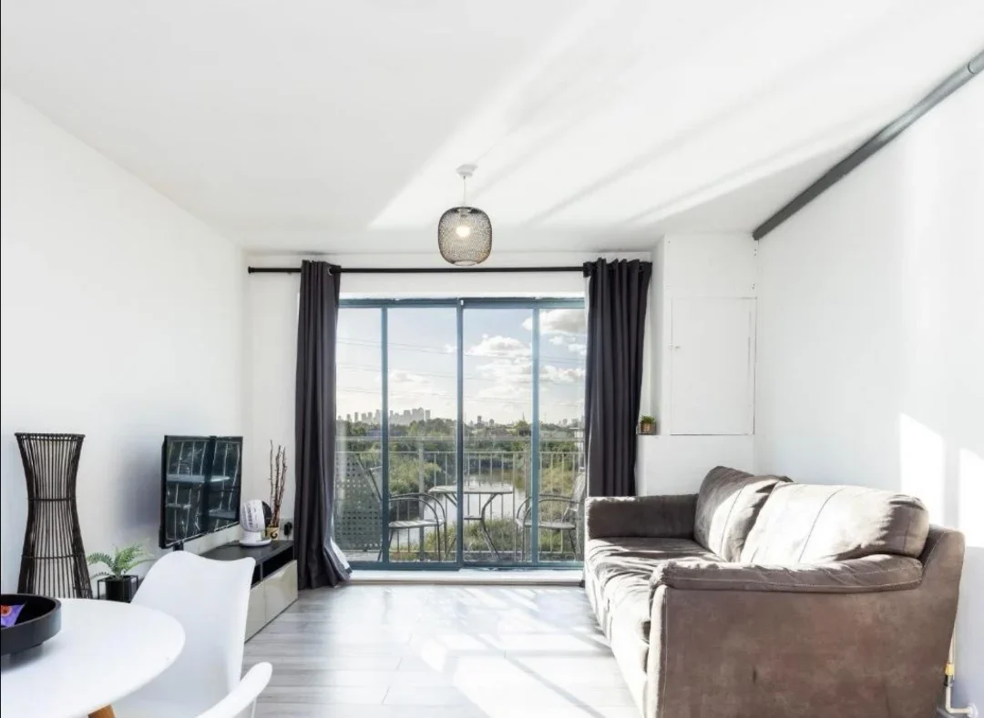 Flat Spring Place in Greater London