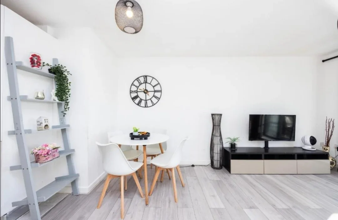 Flat Spring Place in Greater London