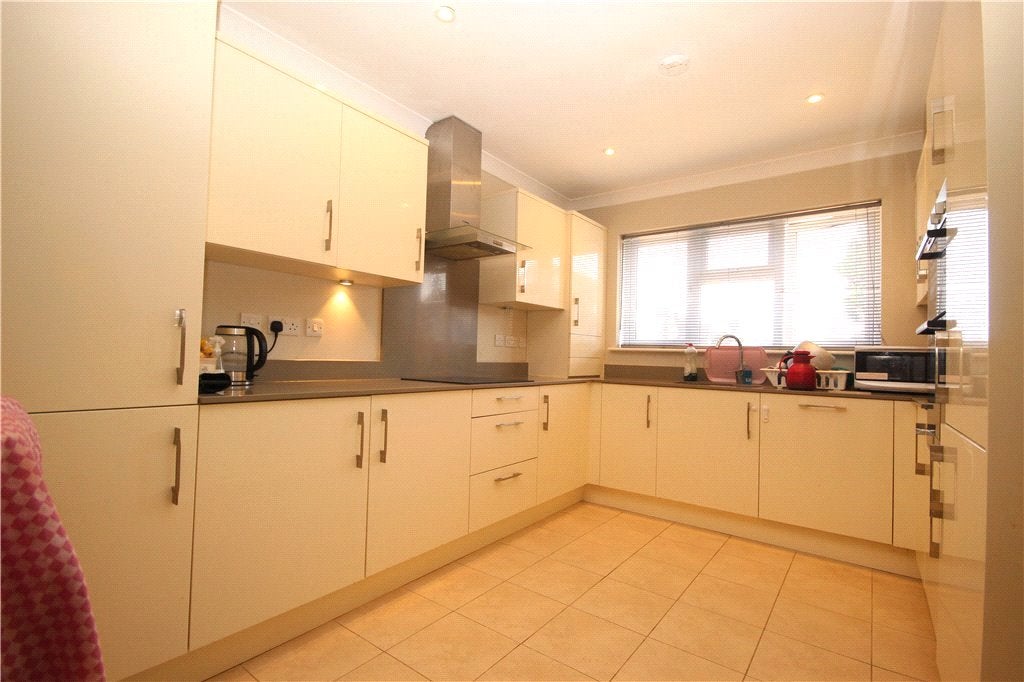 Room Aldershot Road in Guildford
