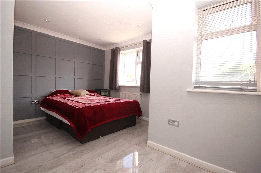 Room Aldershot Road in Guildford