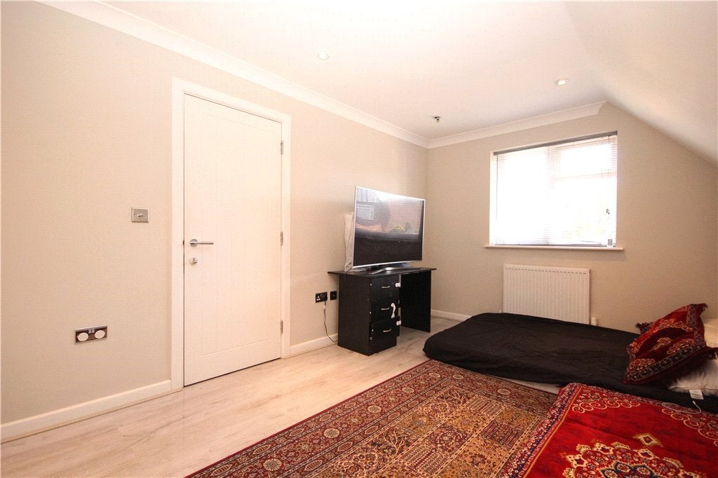 Room Aldershot Road in Guildford