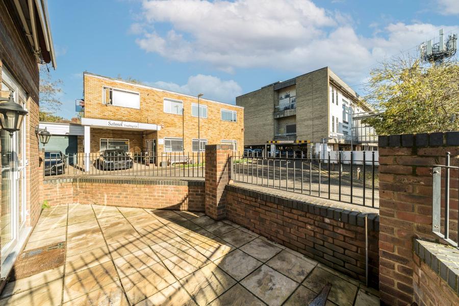 Flat Leeway Close in Greater London